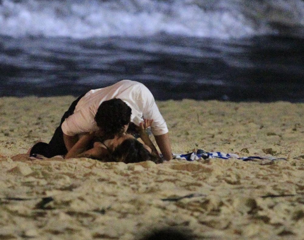 Laerte e Luiza dão beijos quentes na praia