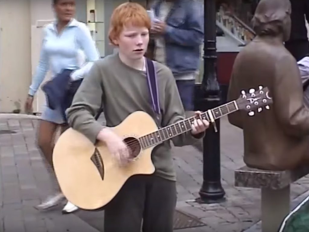 Ed Sheeran cantava nas calçadas de Dublin