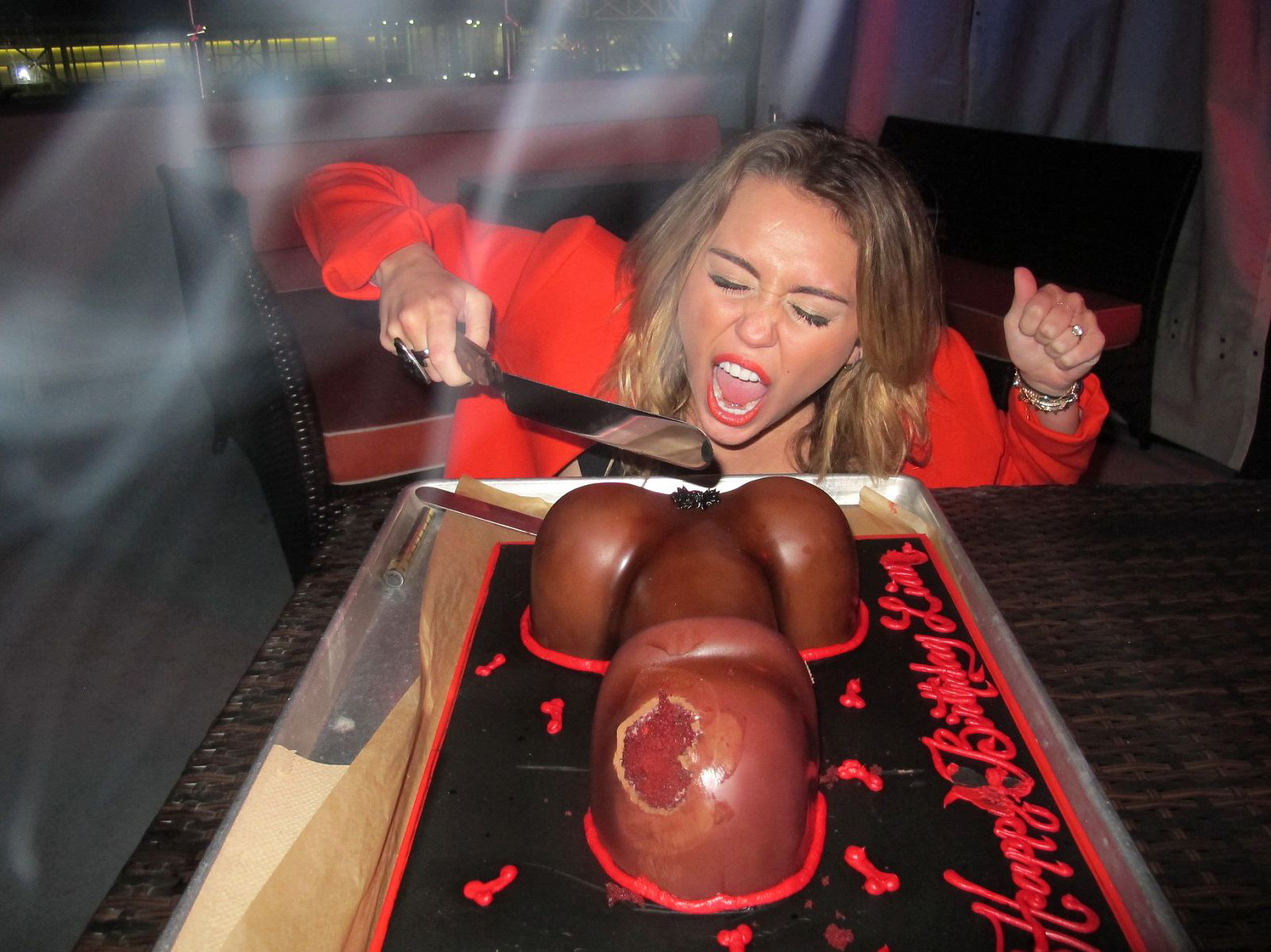 Miley Cyrus e a polêmica do bolo em formato de pênis