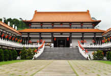 O templo possui arquitetura ocidental e é um local de paz